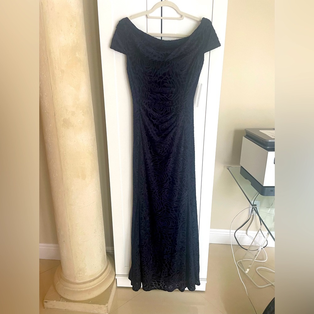 New With Tags Tahari Navy Velvet Long Gown Size 4